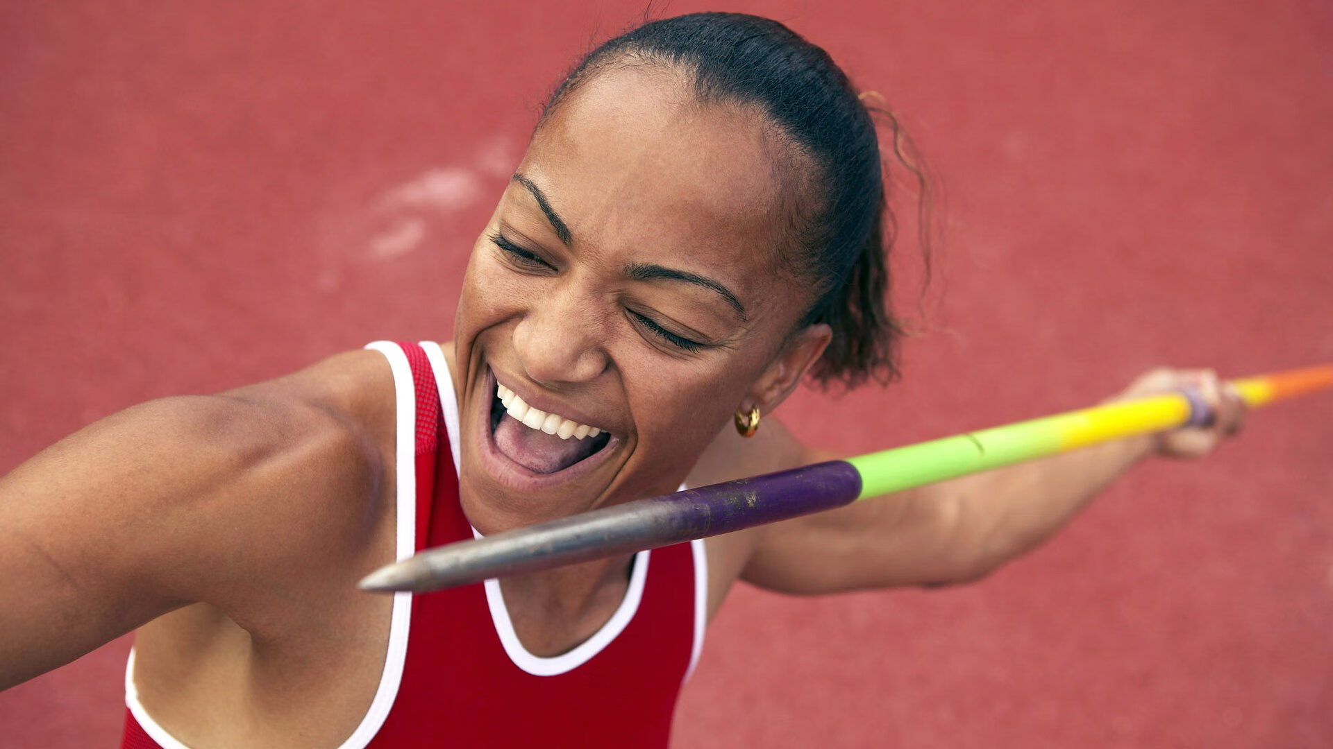 _比赛氛围火热:现场欢呼声经久不息_,比赛现场气氛活跃