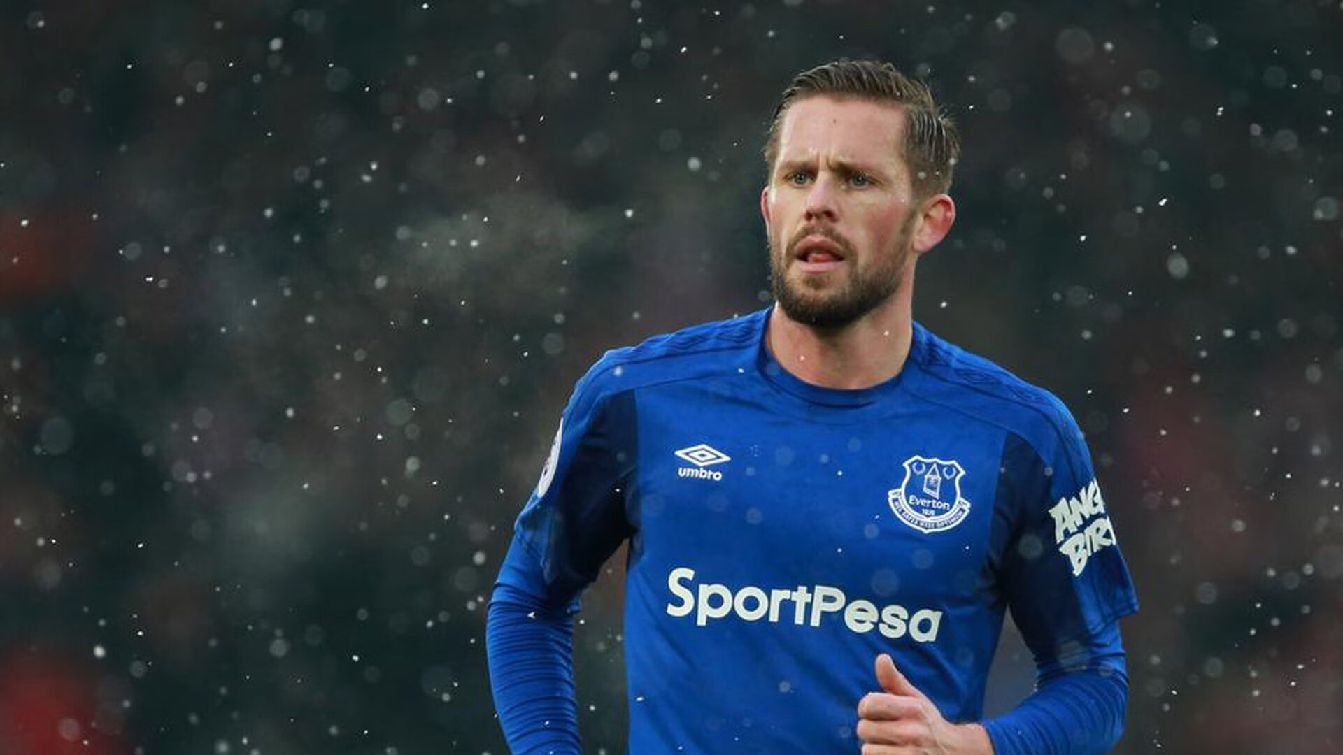 “战术深度:不同教练的战术大比拼”,教练在布置战术时讲到了常用的比赛阵型